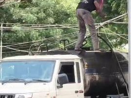 नोज़ल से टैंकर में सीधे डीजल भरता दिखा युवक - Dainik Bhaskar