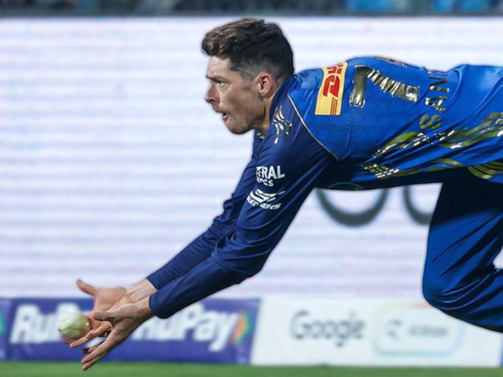 सैंटनर कैच लेते समय चोटिल हो गए।