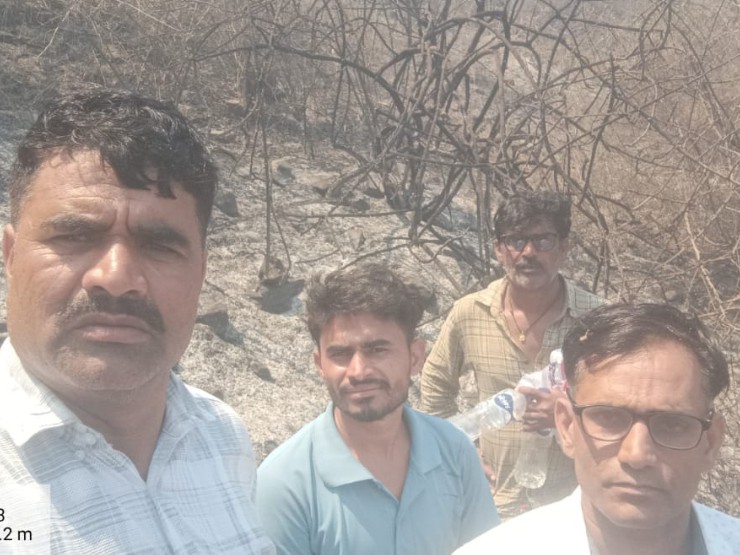 वन विभाग की टीम ग्रामीणों की मदद से आग बुझाने की कोशिश कर रही है।