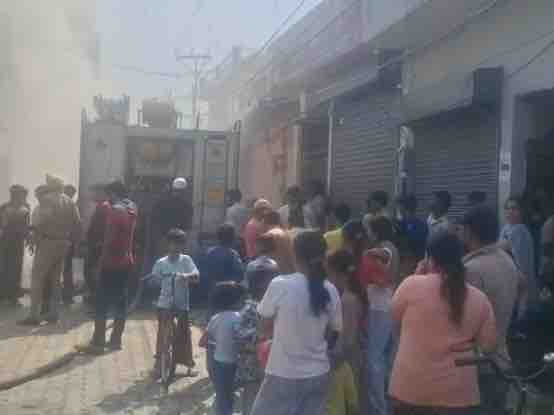 आग लगने के बाद लोग घरों से बाहर निकले।