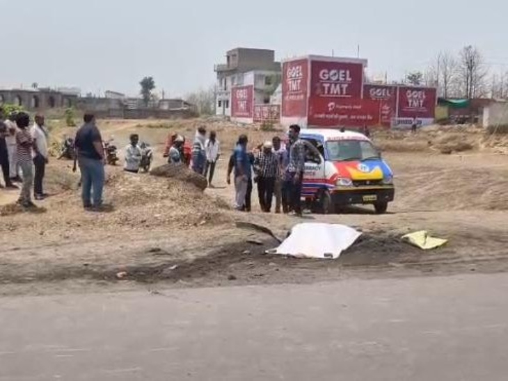 दुर्घटना में घायल को हॉस्पिटल ले जाने के लिए एम्बुलेंस मौके पर पहुंची।