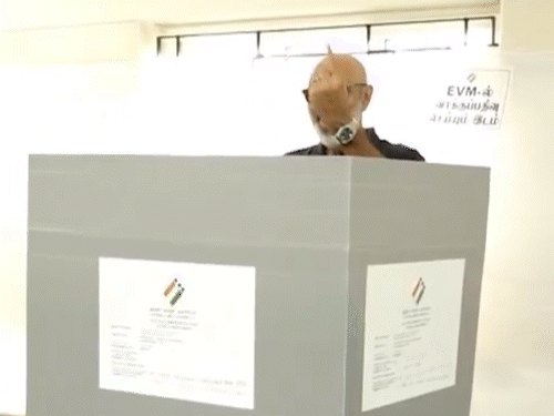 एक्टर और फिल्ममेकर सत्यराज ने चेन्नई में अपना वोट डाला।