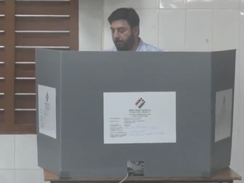 एक्टर और फिल्ममेकर अरविंद स्वामी ने पोलिंग बूथ पहुंचकर मतदान किया।