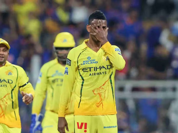 अकील ने चेहरे पर हाथ रखकर सेलिब्रेट किया।