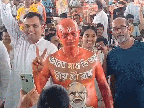 कृष्णानगरमध्ये पंतप्रधानांच्या रॅलीत आलेल्या भाजप समर्थकाचे चित्र.