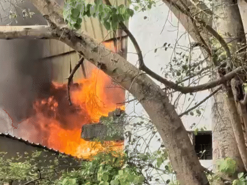 जहां आग लगी है, वह घनी आबादी वाला इलाका है।