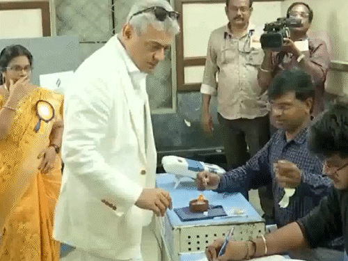 एक्टर अजित कुमार ने चेन्नई में वोट डाला।