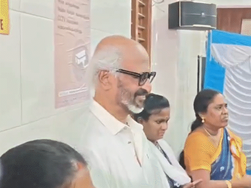 तमिलनाडु के चेन्नई में रजनीकांत ने वोट डाला।