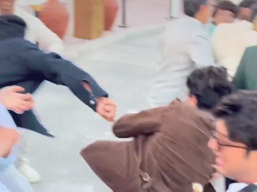 બૂટ લઈને ભાગતા આર્યન ખાનનું સંતુલન બગડી ગયું.