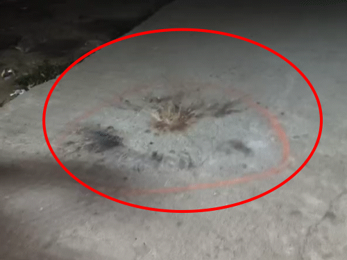 मुर्शिदाबाद के नौदा में बुधवार को वोटिंग से पहले देसी बम फेंका गया।