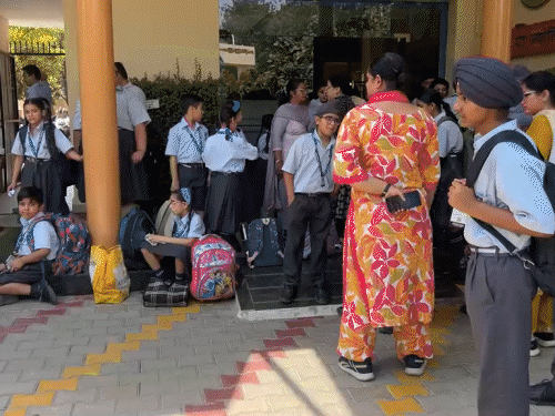 डीएसवी स्कूल में बम की धमकी के बाद पेरेंट्स का इंतजार करते हुए स्टूडेंट्स।