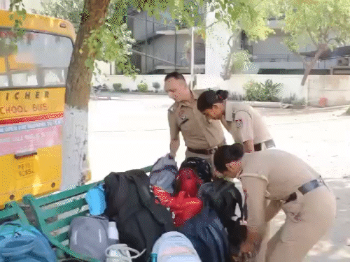 स्प्रिंग डेल सीनियर सेकेंडरी स्कूल में जांच करती हुई पुलिस।
