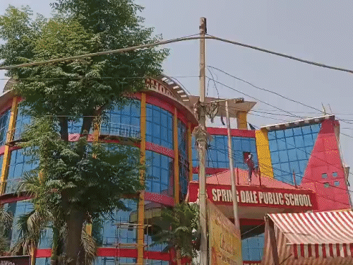 स्प्रिंग डेल सीनियर सेकेंडरी स्कूल, जिसे बम से उड़ाने की धमकी मिली।