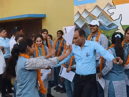 बरेली में 10वीं का रिजलट आने के बाद पास हुए छात्र-छात्राओं के साथ टीचर ने जमकर डांस किया।