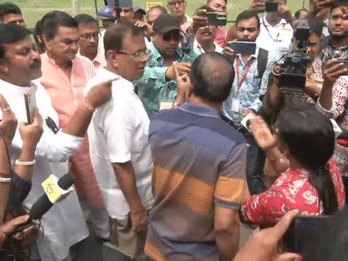 सिलीगुड़ी में भाजपा और TMC कार्यकर्ताओं के बीच झड़प को शांत कराने के लिए सुरक्षाबलों को बीच-बचाव करना पड़ा।