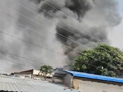 धुएं का गुबार 10 किलोमीटर दूर से दिखा।