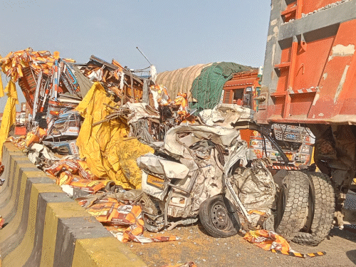 हादसे के बाद सुबह तक हाईवे पर गाड़ियां पड़ी रहीं। स्विफ्ट कार बुरी तरह पिचक गई। ट्रक भी बुरी तरह क्षतिग्रस्त हो गया।