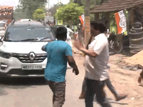 मुर्शिदाबाद में हुमायूं कबीर और TMC कार्यकर्ताओं के बीच लाठी-डंडे चले।