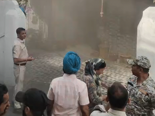 दुकान से सटे एक घर में भी आग लग गई थी।