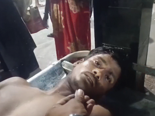 इसमें कई लोग जख्मी हो गए। हालांकि इनकी संख्या पता नहीं चली है।