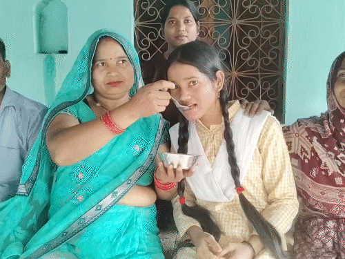 शिखा की मां गृहिणीं हैं। उन्होंने बेटी को दही-चीनी खिलाई।