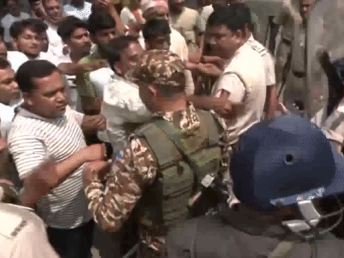 हुमायूं कबीर के समर्थकों और पुलिस के बीच झड़प भी हुई।