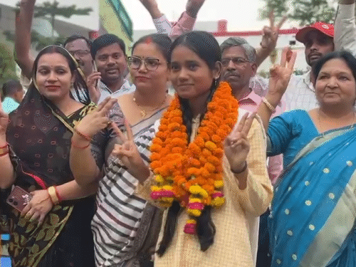 यूपी टॉपर शिखा वर्मा को उनके शिक्षकों ने माला पहनाई।