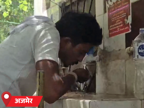 अजमेर में गर्मी को देखते हुए कई जगह पर प्याऊ लगे हुए ताकि राहगीरों को परेशानी न हो। जेएलएन हॉस्पिटल के बाहर लगे प्याऊ पर पानी पीता युवक।
