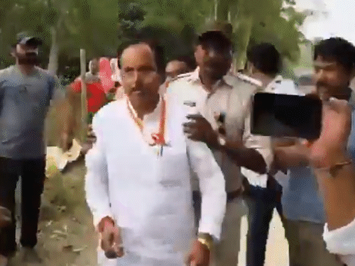 भीड़ ने भाजपा कैंडिडेट को खदेड़ा और दौड़ा-दौड़ाकर थप्पड़-मुक्कों से पीटा।