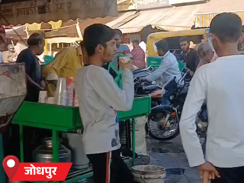जोधपुर के सिवांची गेट के पास लगी दुकान पर गन्ने का रस पीते हुए लोग।