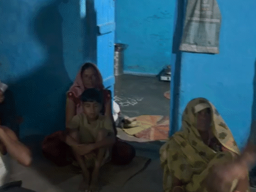 घर में अभी भी मेहमान हैं, लेकिन शादी जैसी खुशी नजर नहीं आ रही।