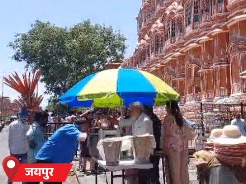 जयपुर में हवामहल के सामने बुजुर्ग ने गर्मी से बचाव के लिए छतरी लगाकर प्याऊ बना रखी है। ठंडा पानी पिलाते हुए।