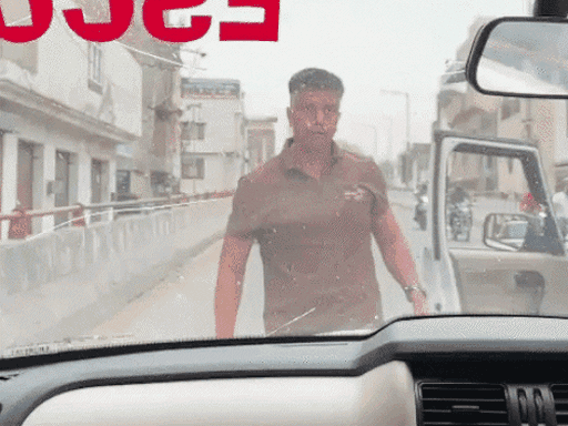 दुष्यंत चौटाला की एस्कॉर्ट गाड़ी के सामने पिस्टल लेकर खड़ा पुलिसकर्मी और गाड़ी की खिड़की पर लटकते पूर्व डिप्टी सीएम।(फाइल फोटो)