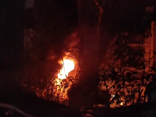 शाम के समय आसपास के इलाके की बिजली काटी गई। आग पर काबू नहीं पाया जा सका है।