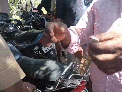 हमलावर ने धारदार चाकू पर कई ब्लेड भी चिपकाए हुए थे।