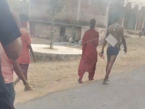युवक के आधे बाल काट दिए गए और गांव में घुमाया गया।