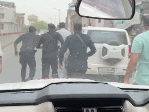 दिग्विजय चौटाला ने सिविल ड्रेस में आए एक पुलिसकर्मी को धक्का भी दिया।(फाइल फोटो)