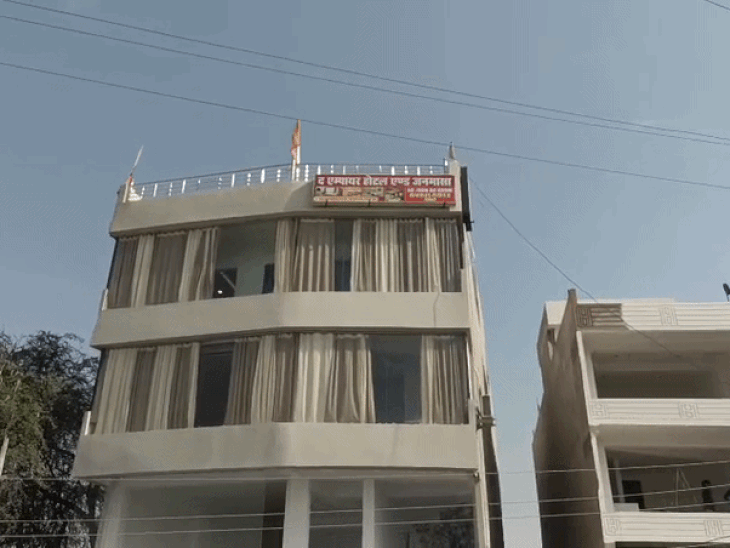 होटल अम्पायर में ठहरे थे युवक-युवती।