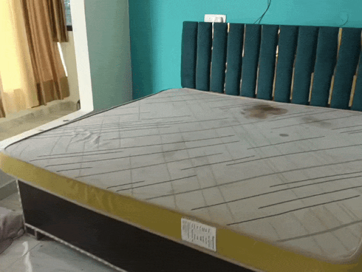 होटल के इसी कमरे में मिले हैं दोनों के शव।