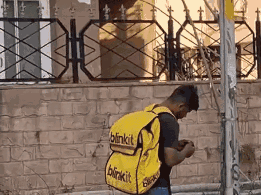 नशे में धुत डिलीवरी बॉय और उसके मुंह में लगी बीड़ी।