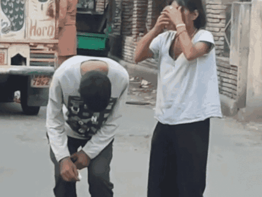 लुधियाना के बस स्टैंड के पास नशे में युवक-युवती, दोनों का शरीर पर कंट्रोल नहीं था।।