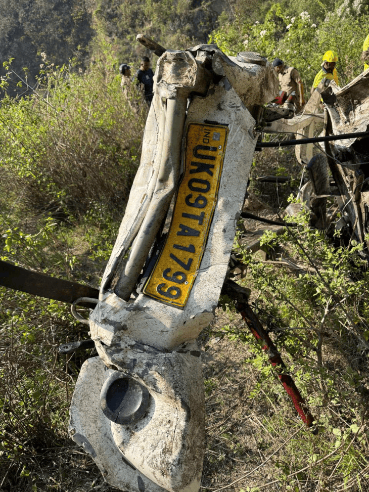 हादसे में गाड़ी पूरी तरह क्षतिग्रस्त हो गई है।