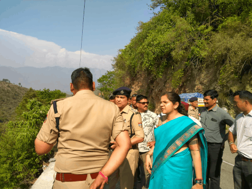 मौके पर पहुंची डीएम और एसडीआरएफ की टीम।