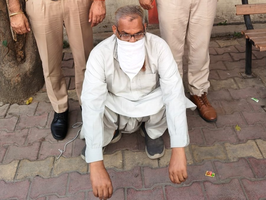 पुलिस द्वारा गिरफ्तार किया गया आरोपी।