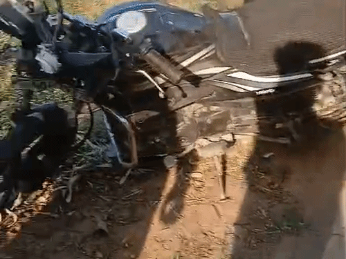 हादसे के बाद बाइक का आगे का हिस्सा क्षतिग्रस्त हो गया।