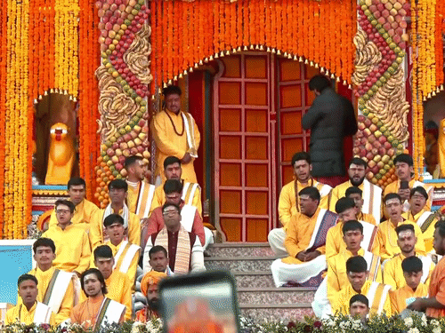 मंदिर समितीच्या लोकांकडून धामाचे कपाट उघडण्यात आले.