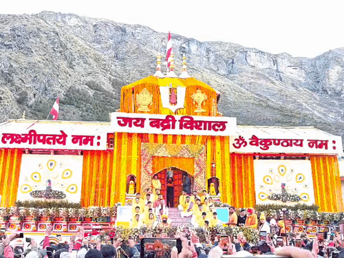कपाट उघडल्यावर बद्रीविशालचा जयघोष करत मंदिर परिसरात उपस्थित लोक.