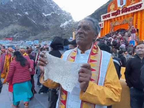 घृत कंबलचा एक तुकडा दाखवताना माजी धर्माधिकारी भुवन चंद्र उनियाल.