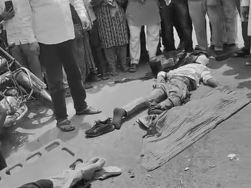 हादसे के बाद आस-पास के लोगों ने तीनों लाशों पर कपड़ा डाला।