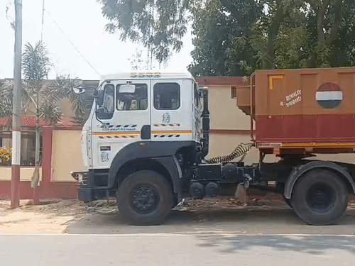 यही वह ट्रेलर है, जिससे हादसा हुआ। इसके ड्राइवर को पुलिस ने 12 किलोमीटर तक पीछा करके पकड़ा।